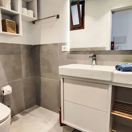 Ruhige- Renovierte Wohnung- Terrasse- P By Interhome شقة لوس كريستيانوس